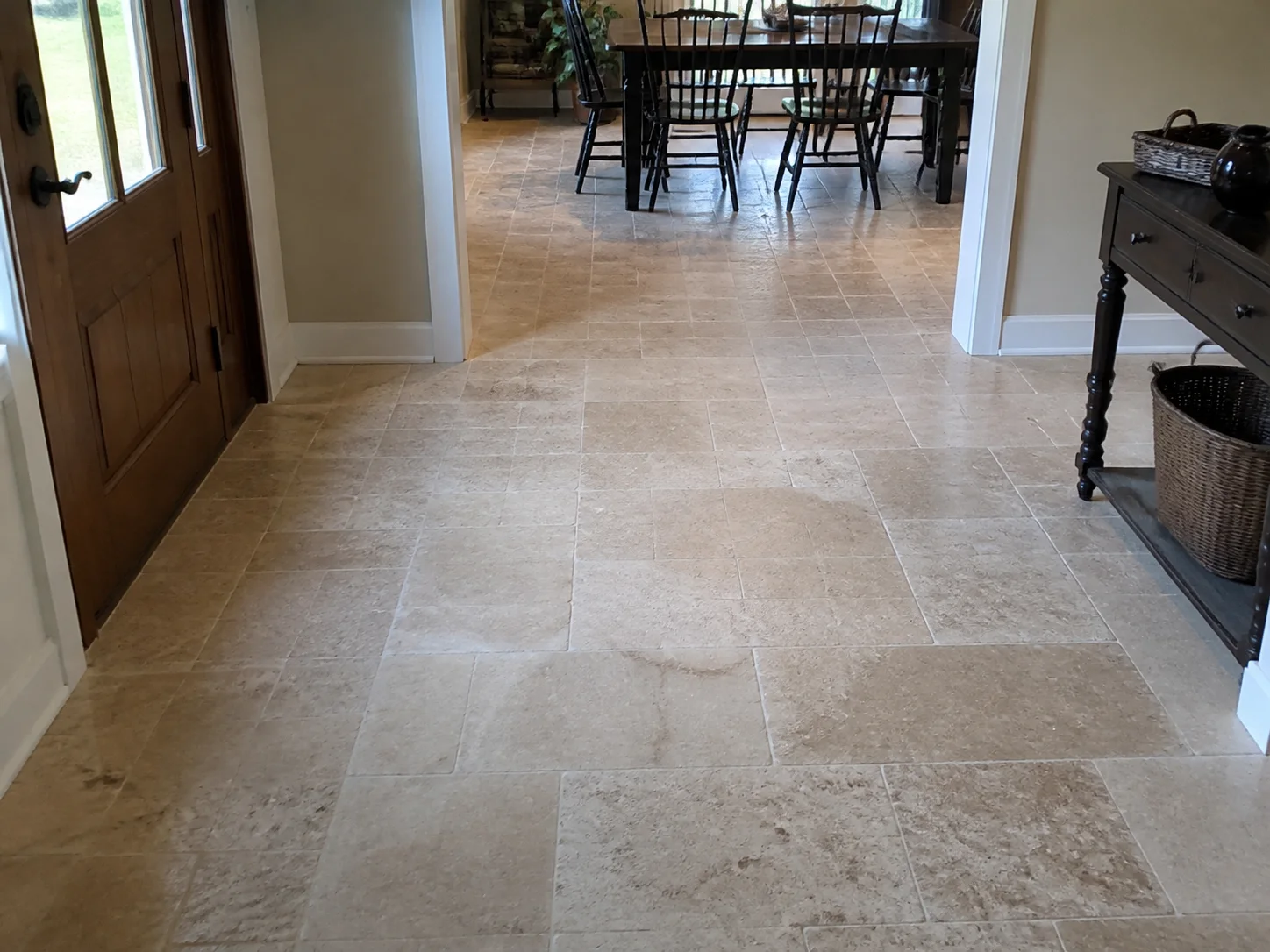 Natural-stone floor with an even finish